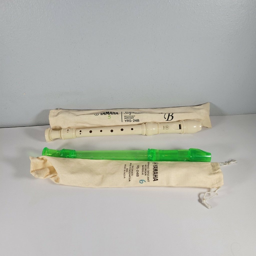 Yamaha Recorders Yrs-24b Soprano Off White, Green Includes Drawstring Bags 5/6